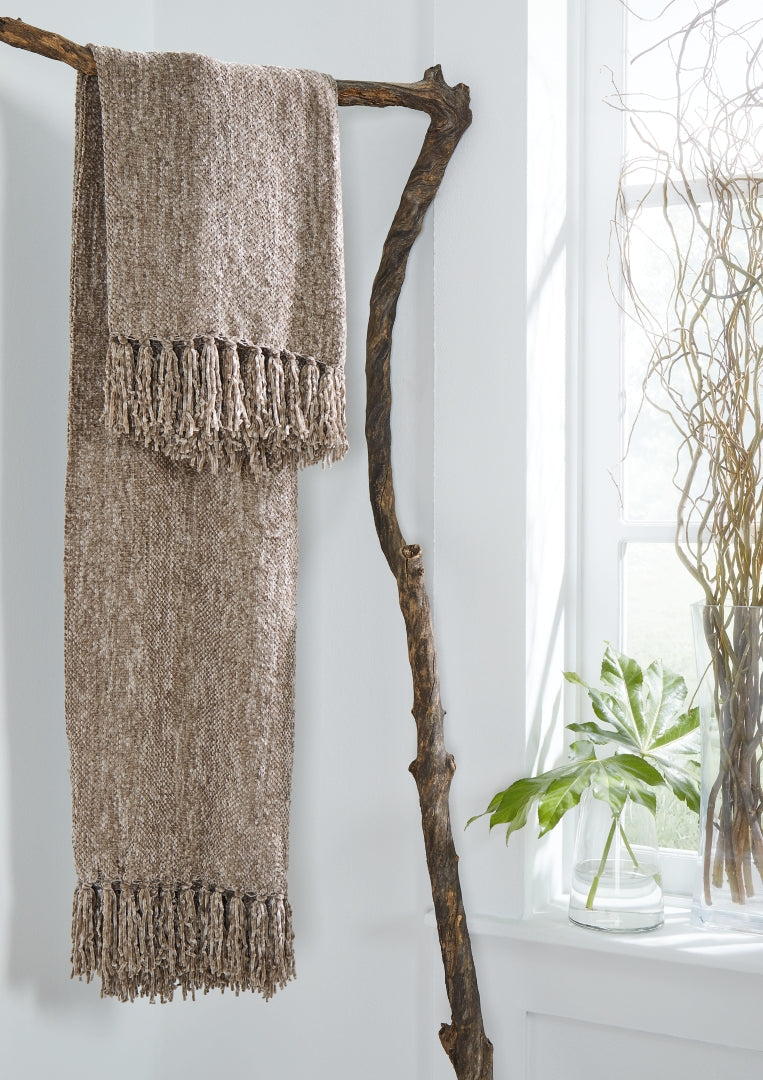 Tamish Throw (3/CS)