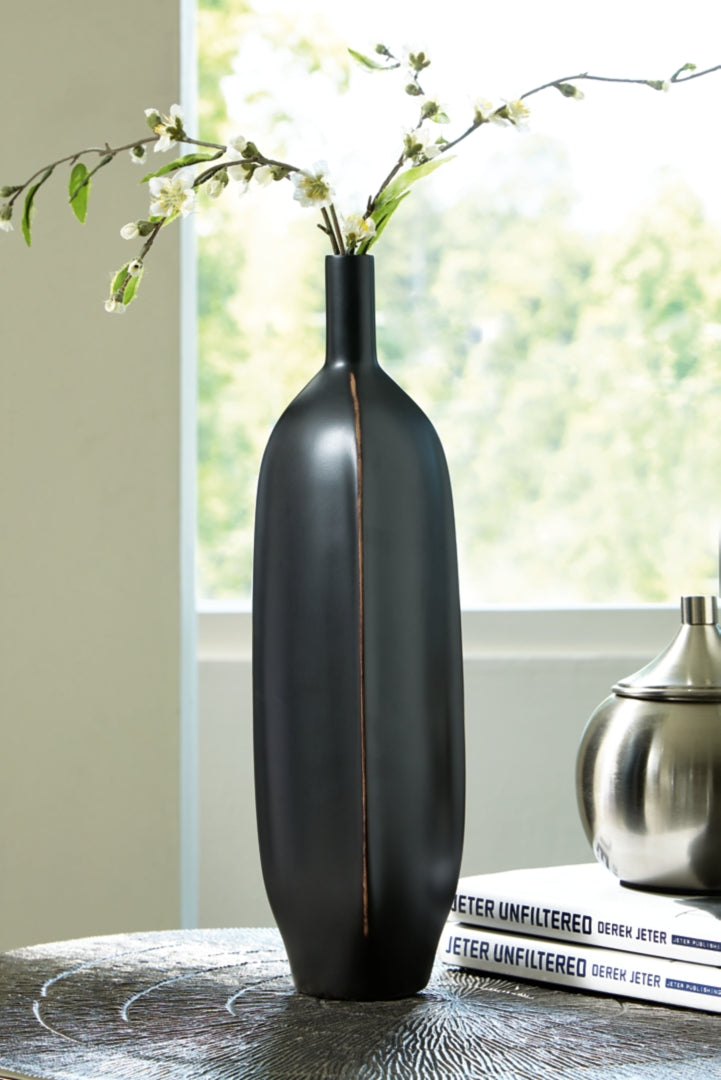 Rhaveney Vase (3/CS)