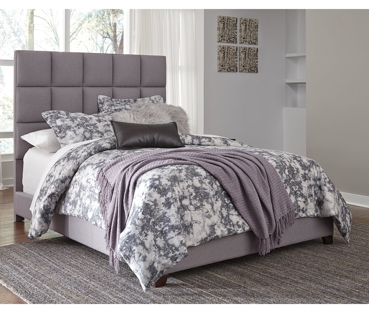 Dolante Queen Upholstered Bed