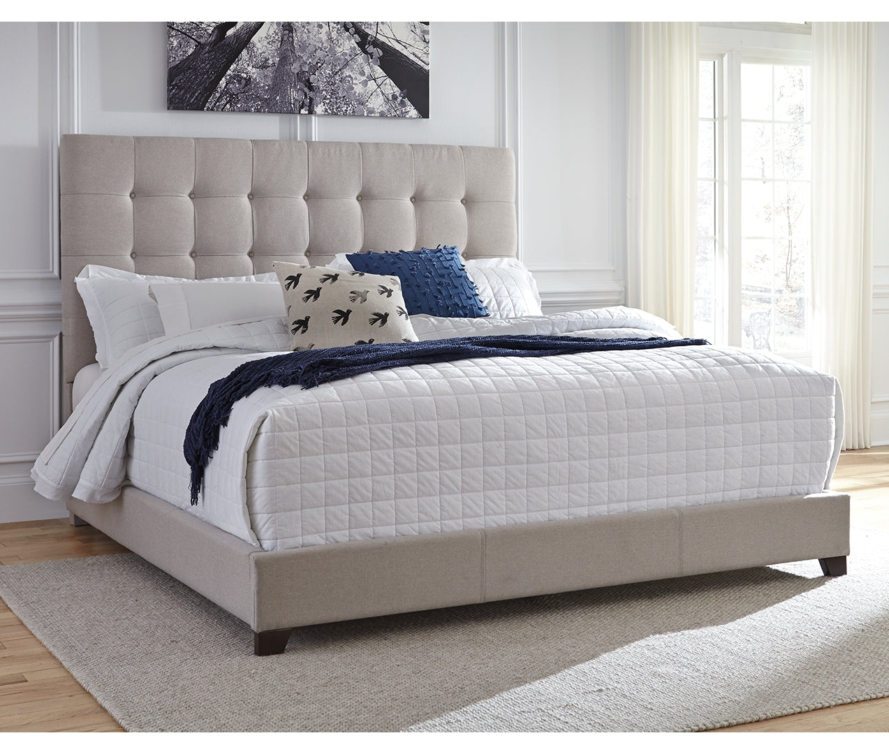 Dolante Queen Upholstered Bed