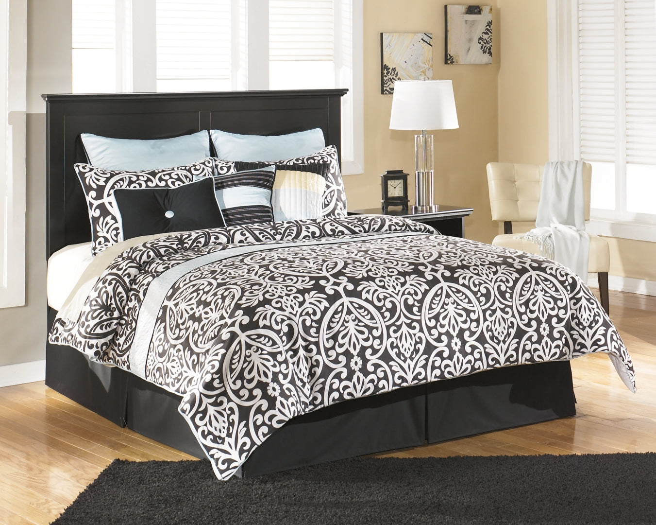 White Bostwick Shoals Panel Bedroom Set