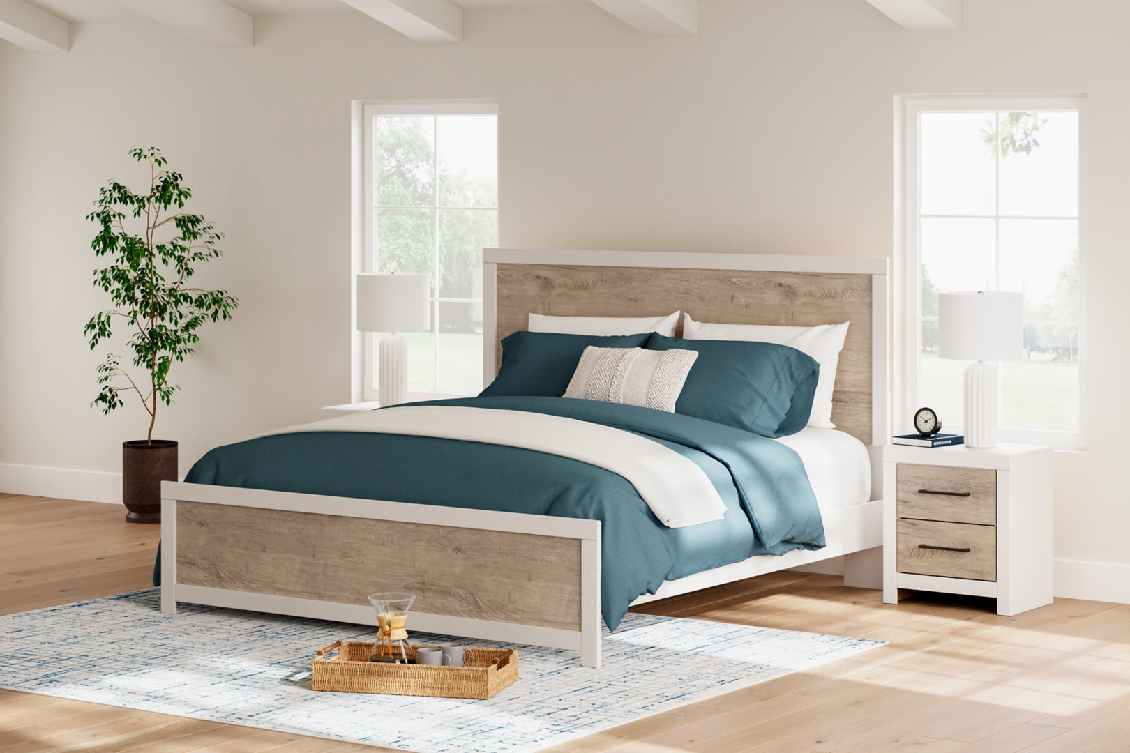 Charbitt King Panel Bed