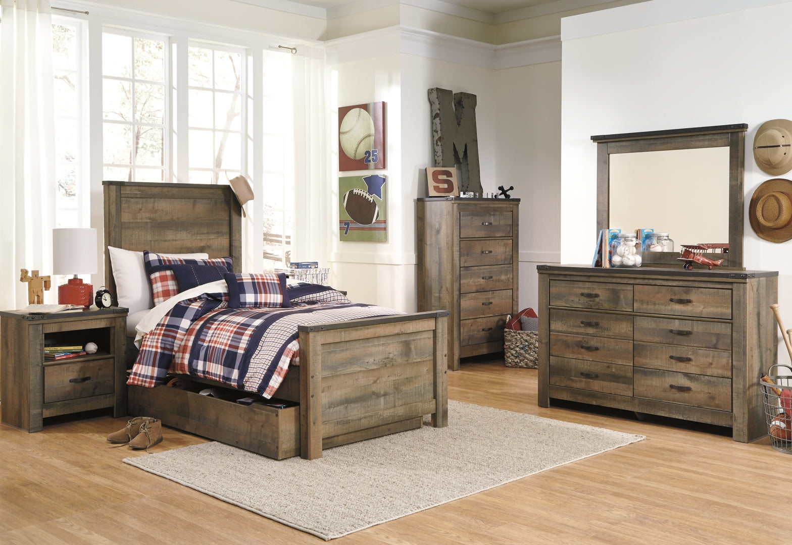 Trinell Poster Bed