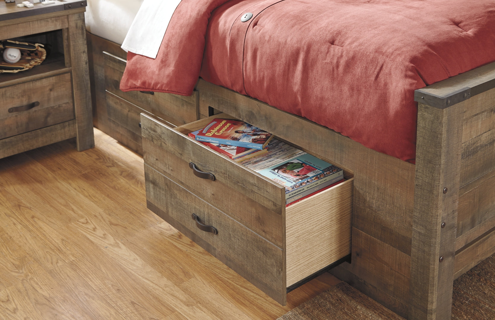 Trinell Poster Bed