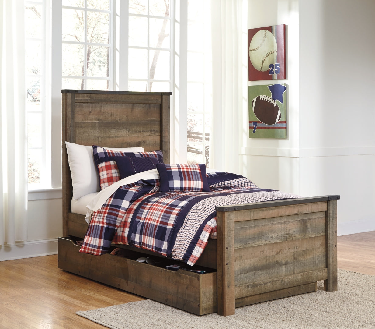 Trinell Poster Bed